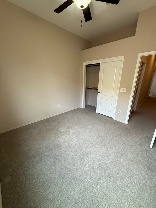 Building Photo - HOUSE FOR RENT