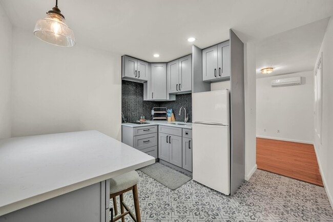 Building Photo - 84 Neptune Ave