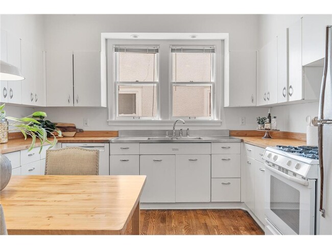 Building Photo - 1621 W 25th St