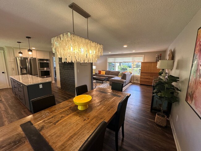 Building Photo - Luxury Furnished Rental in Milwaukie