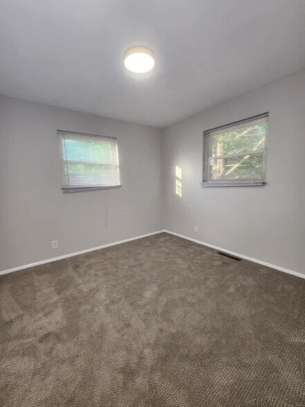 Building Photo - 920 S 74th St