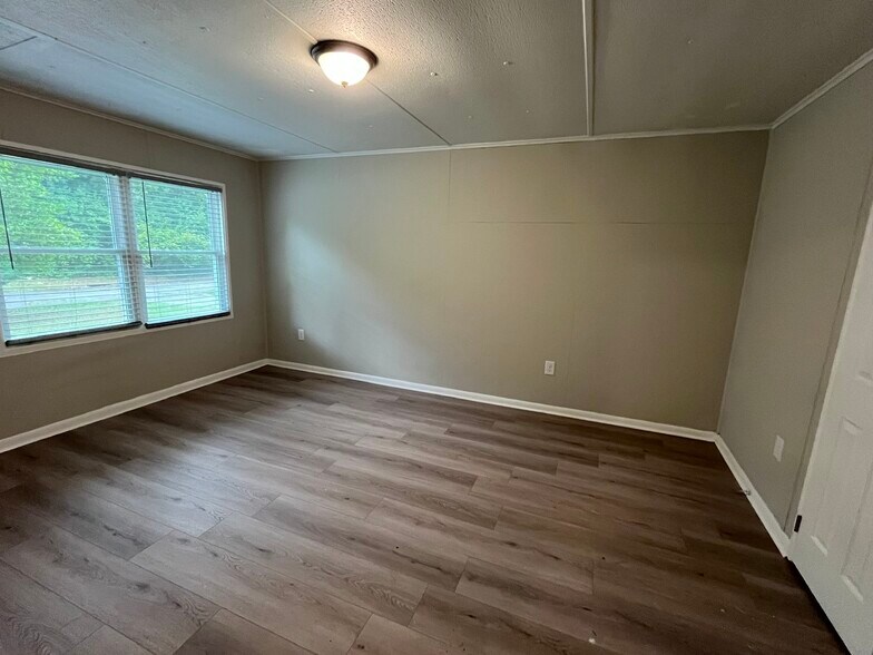 Building Photo - 5901 Leone Dr W