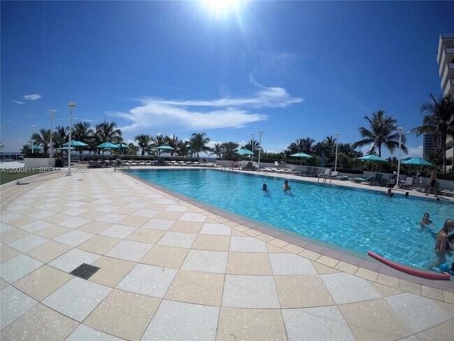 Building Photo - 100 Lincoln Rd