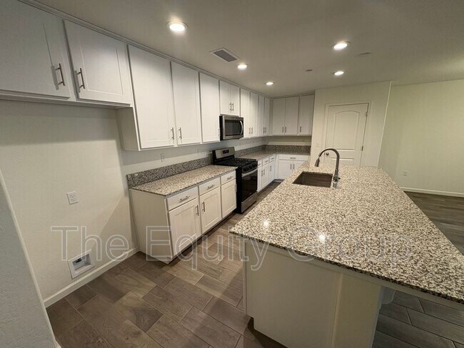 Building Photo - 1946 E School Ave