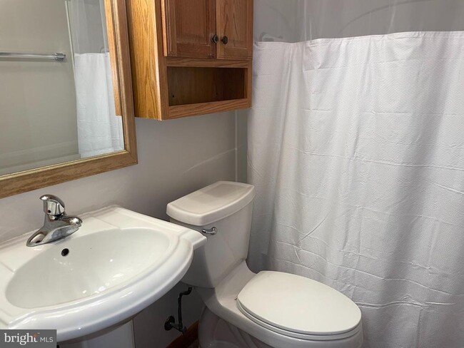 Building Photo - 5017 Mauretania Ave