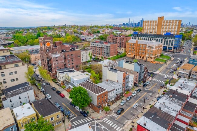 Building Photo - 282 St Pauls Ave