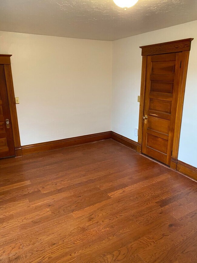 Building Photo - Victorian Charmer – 3 Bed, 1.75 Bath – Uti...