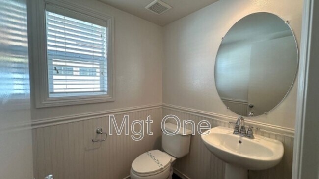 Building Photo - 564 Botan St