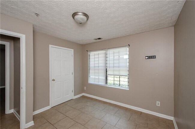 Building Photo - 10104 Fairington Ridge Cir