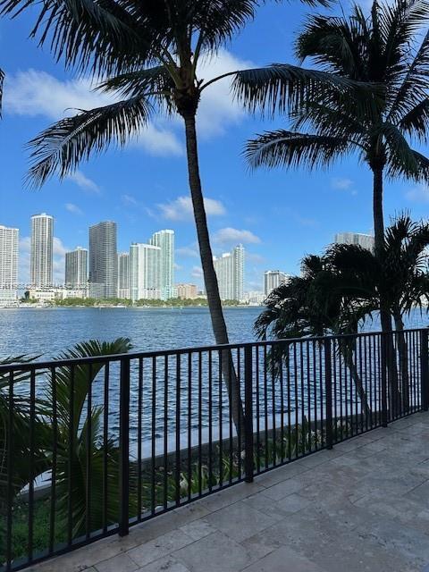 Building Photo - 801 N Venetian Dr