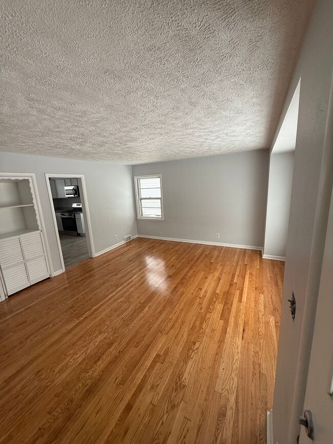 Building Photo - 4 Bedroom / 1 Bathroom House