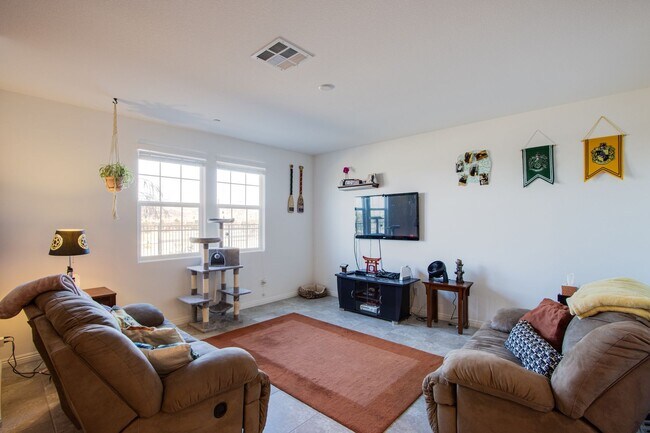 Building Photo - 2 Story Townhouse in Gated Community! Comi...