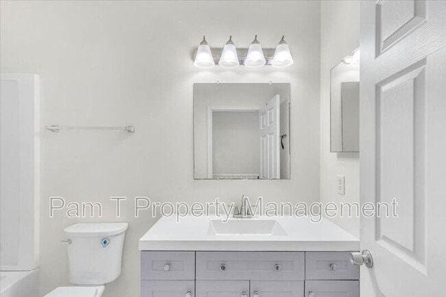 Building Photo - 635 E Henry St