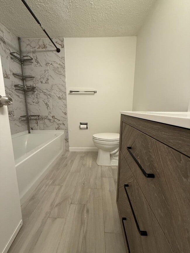 Building Photo - 2525 W Bay Dr