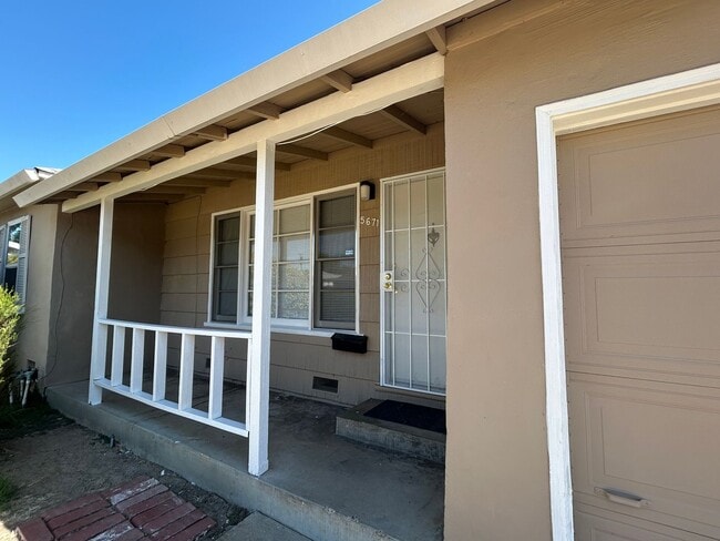 Building Photo - Charming Single Story 2-Bedroom Home in Ma...