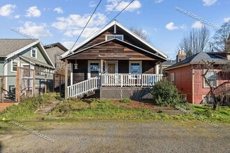 Building Photo - 4-bedroom 2-bathroom home located blocks from University of Portland- Pet Friendly!