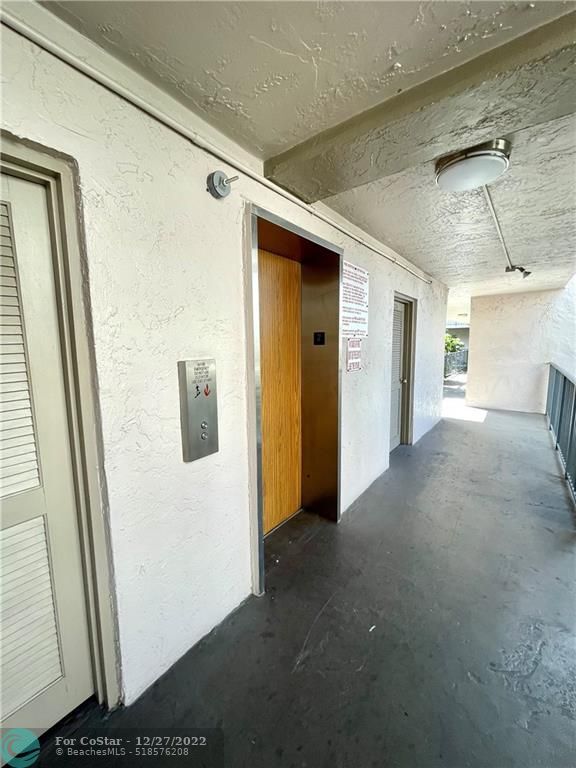 Building Photo - 2821 Somerset Dr