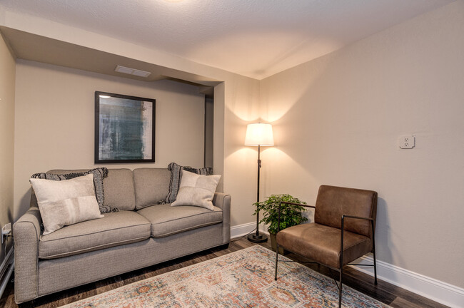 Livingroom w/Pullout Double Bed Couch - 1339 N Nevada Ave