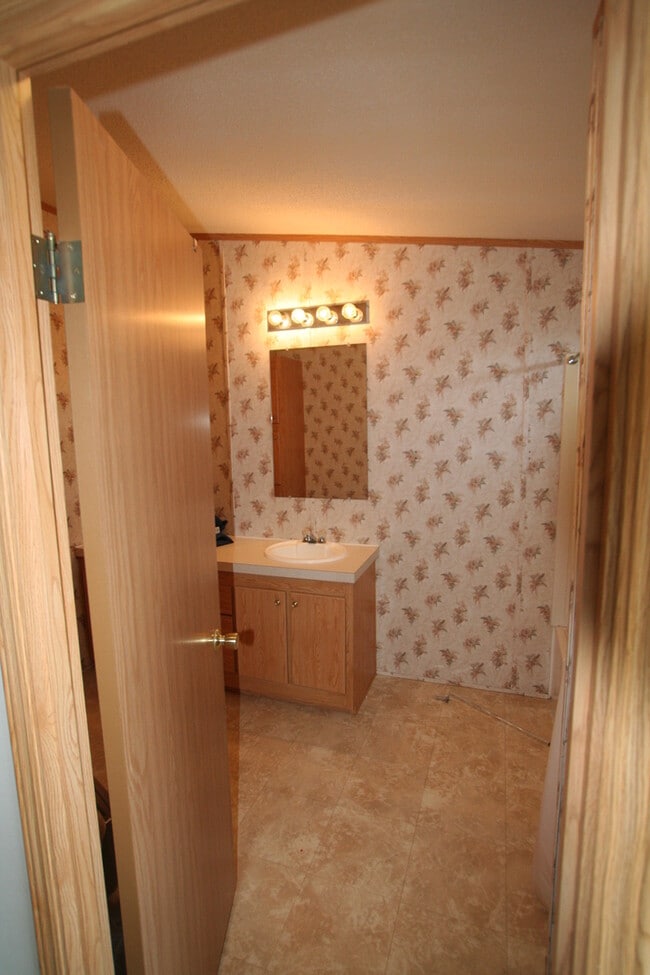 Building Photo - 3 Bedroom Modular Home in Babcock Vista!