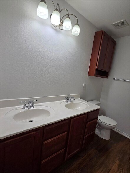 Building Photo - 1124 Hyde Park Dr