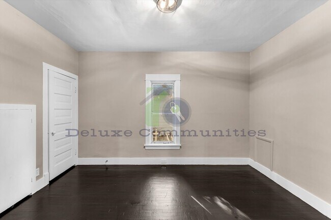 Building Photo - Remodeled 3BR + Flex Room | Steps from Leo...