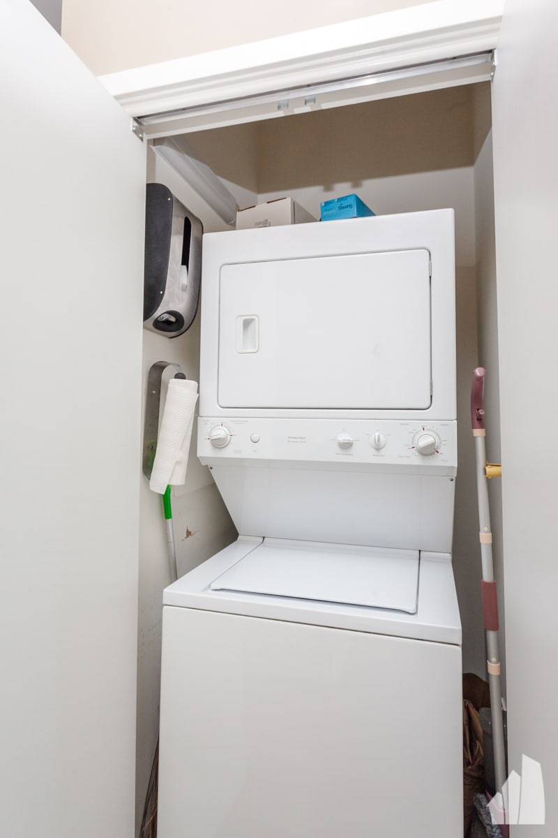 Building Photo - 1 E 8th St