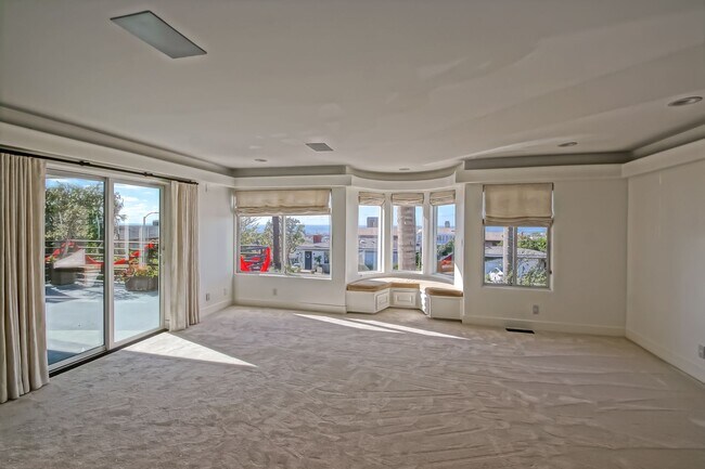 Building Photo - Beautifully Remodeled, 4BR4.5BA Hill Section Home w/ Amazing Panoramic Ocean Views, 3 Decks, Atri...