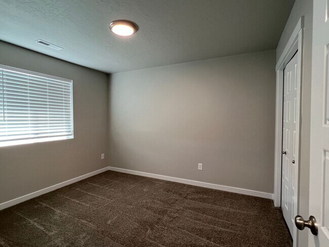 Building Photo - Newer 3 bed 2 bath with a home office just...