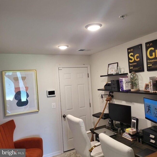 Building Photo - Welcome to your new home in the heart of Loudon County, VA!