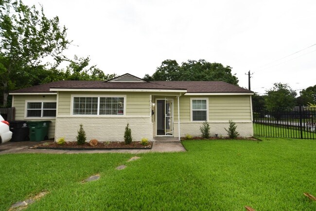 Building Photo - 10213 Fairland Dr