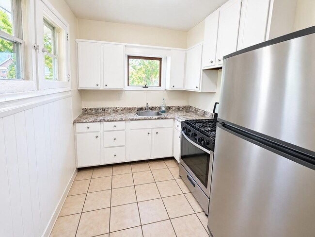 Building Photo - 905 Berwin St