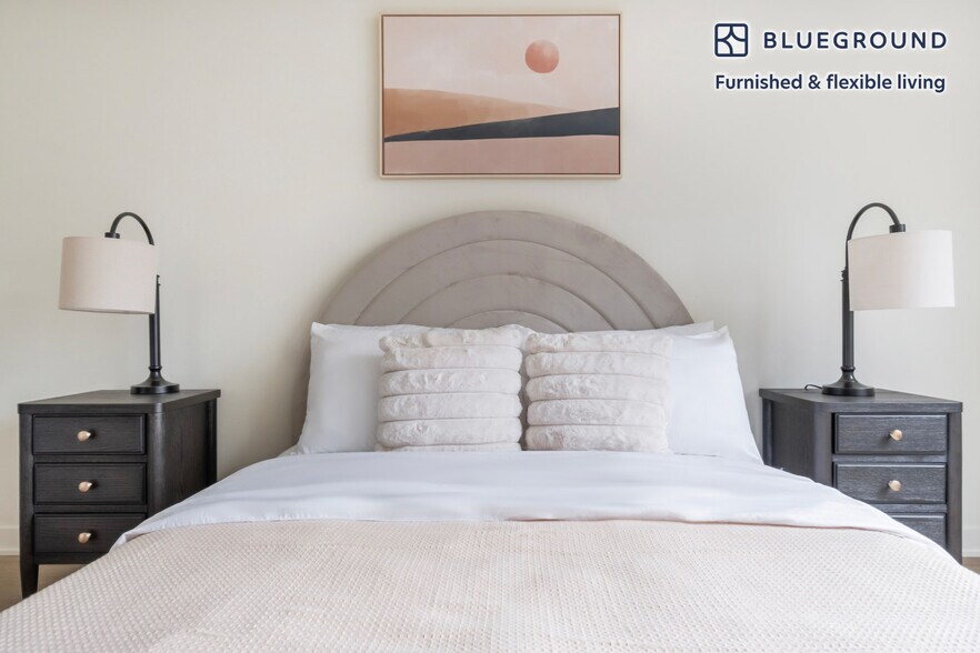 Building Photo - 11000 NE 10th St