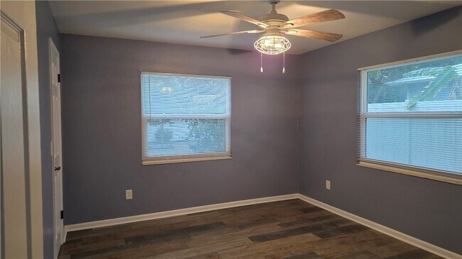 Building Photo - 426 Tulip Dr