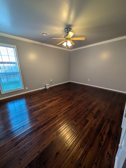Guest room 2 - 8701 NW 116th St