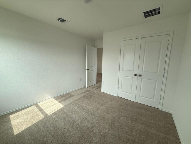 Building Photo - 519 Vantage Dr