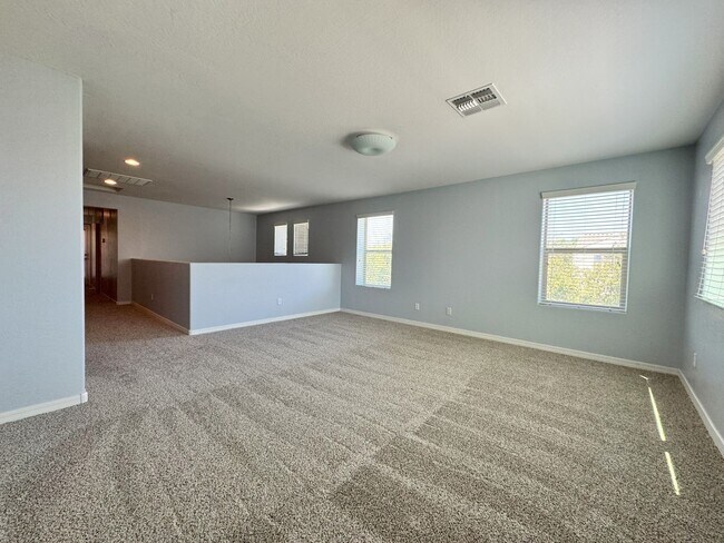 Building Photo - Spacious 5-Bedroom + Loft in Lyons Gate wi...
