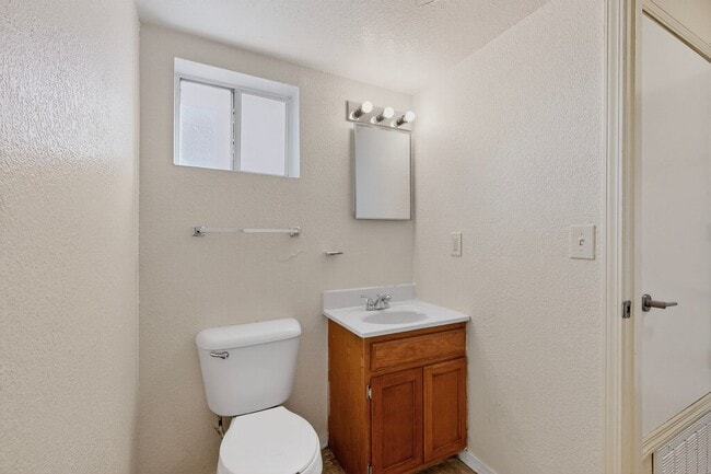 Building Photo - 4 bedroom 2.5 bath home in East El Paso!