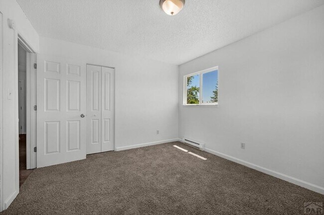 Building Photo - 981 Tamarack Cir