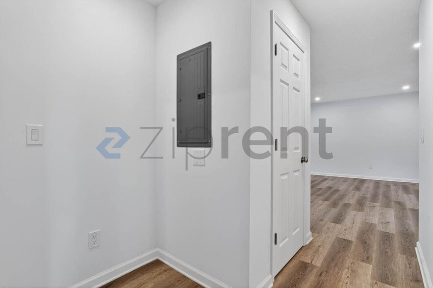 Building Photo - Unit 1