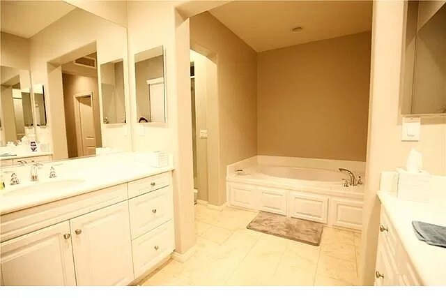 Building Photo - 15761 Crestwood Ave