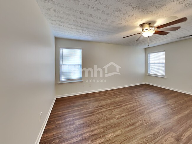 Building Photo - 328 Meadows Ln