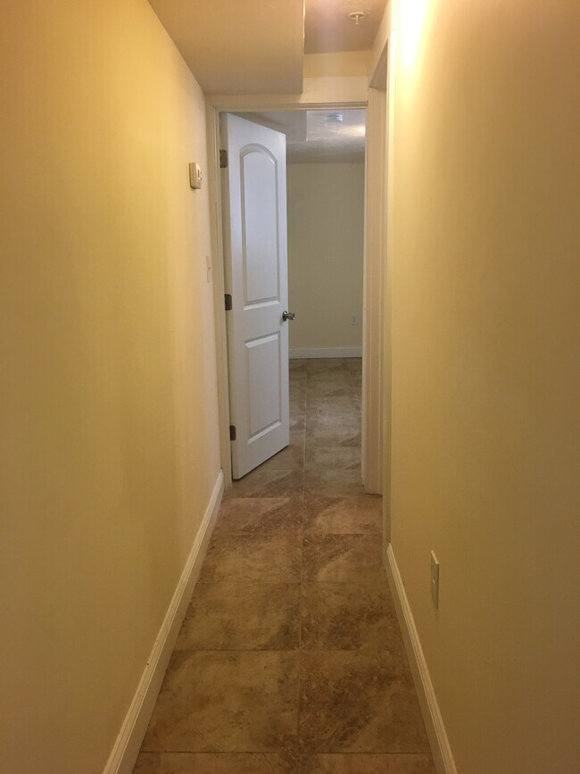 Building Photo - 423 Pawtucket St