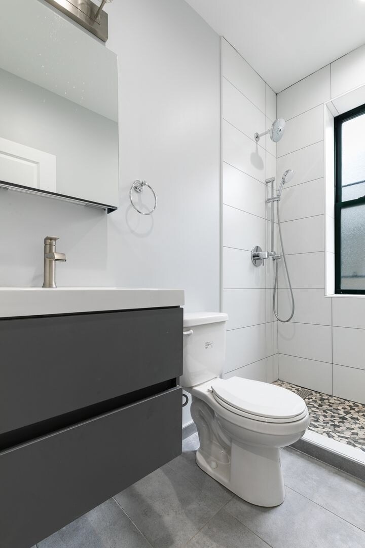 Building Photo - 7740 N Eastlake Ter