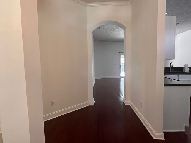 Building Photo - Screened In Ground Pool! Close to Schools, Shopping, Restaurants!