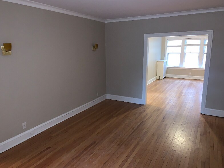 Building Photo - 2046 W Farragut Ave