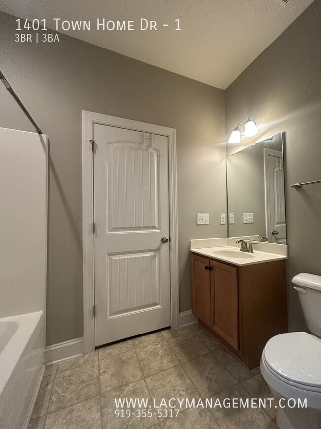 Building Photo - 1401 Town Home Dr