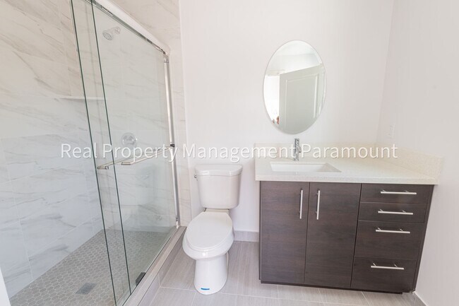 Building Photo - Pool and high ceilings, fully refurbished.