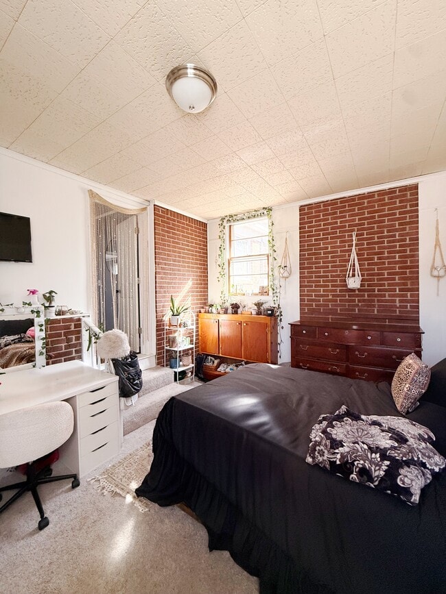 Building Photo - 937 E Ave