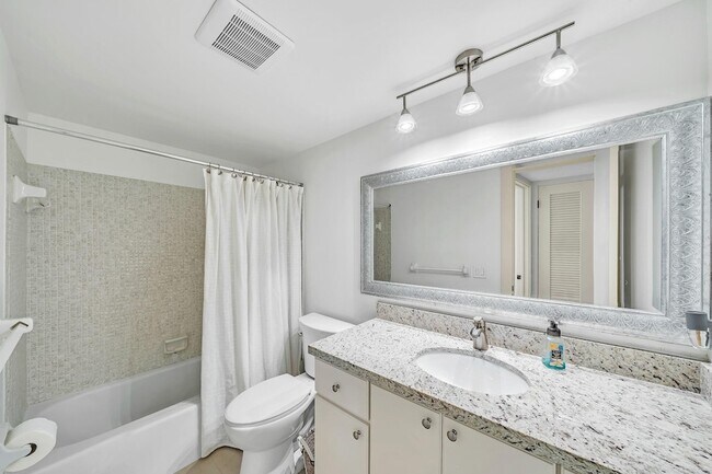 Building Photo - 3051 NE 48th St