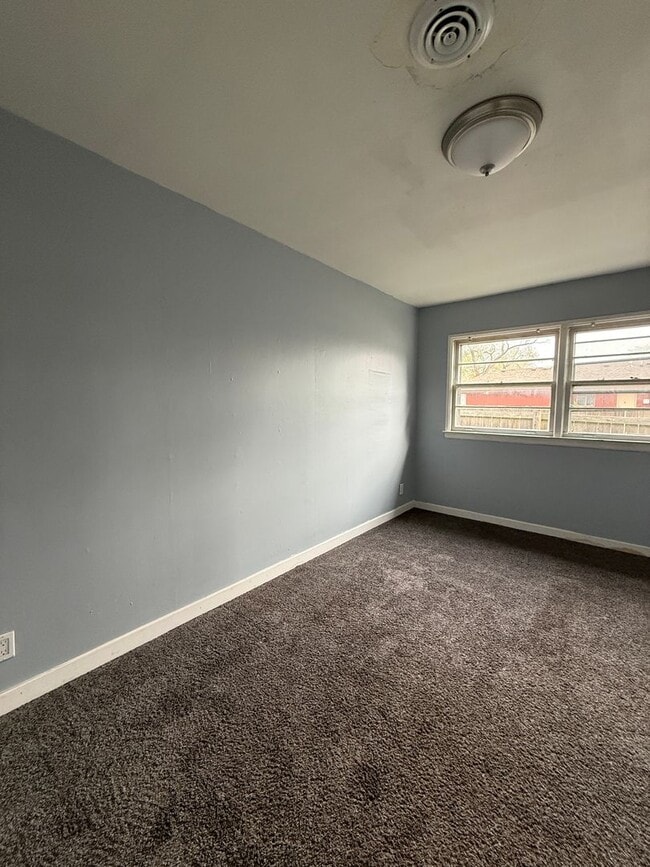 Building Photo - Cute 1 Bedroom 1 Bath Duplex